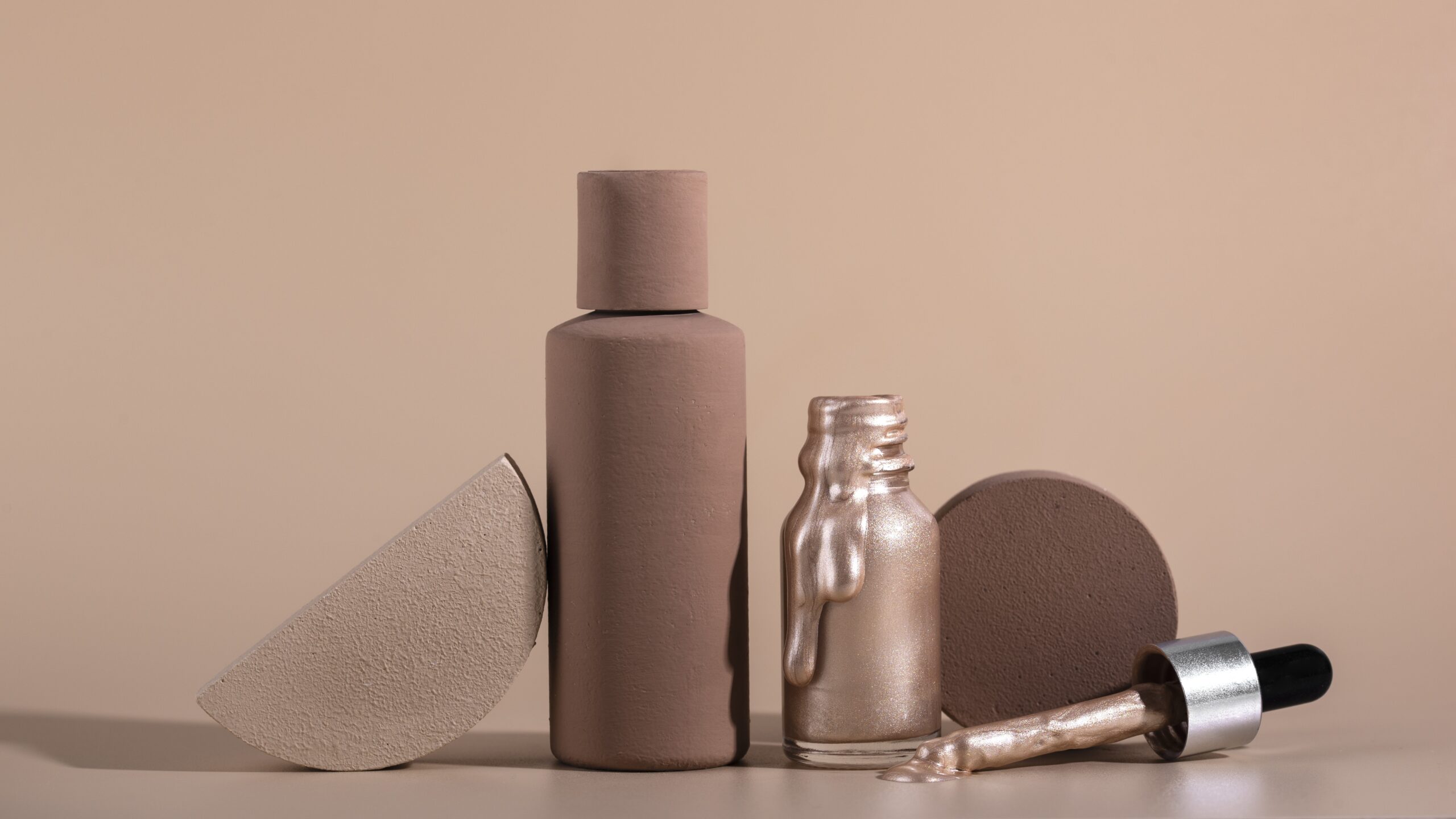 Не поранься: как использовать косметику до последней капли?