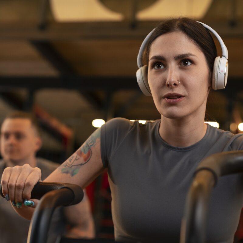 Не заметил, как упала штанга: стоит ли тренироваться с музыкой?