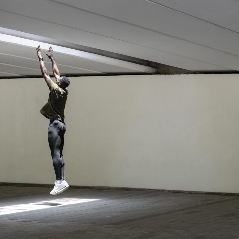 Две минуты попрыгал – весь день бодрый: что такое лимфодренажная зарядка