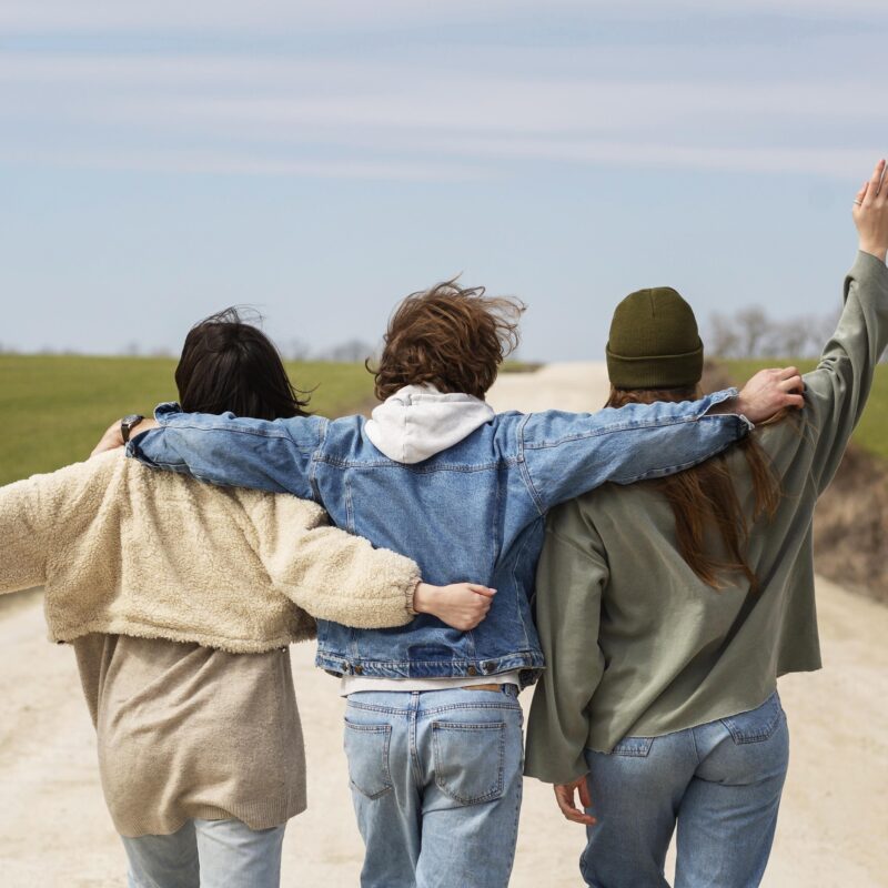 Делаем вид, что друзья: почему мы боимся открываться людям и что нужно для счастья