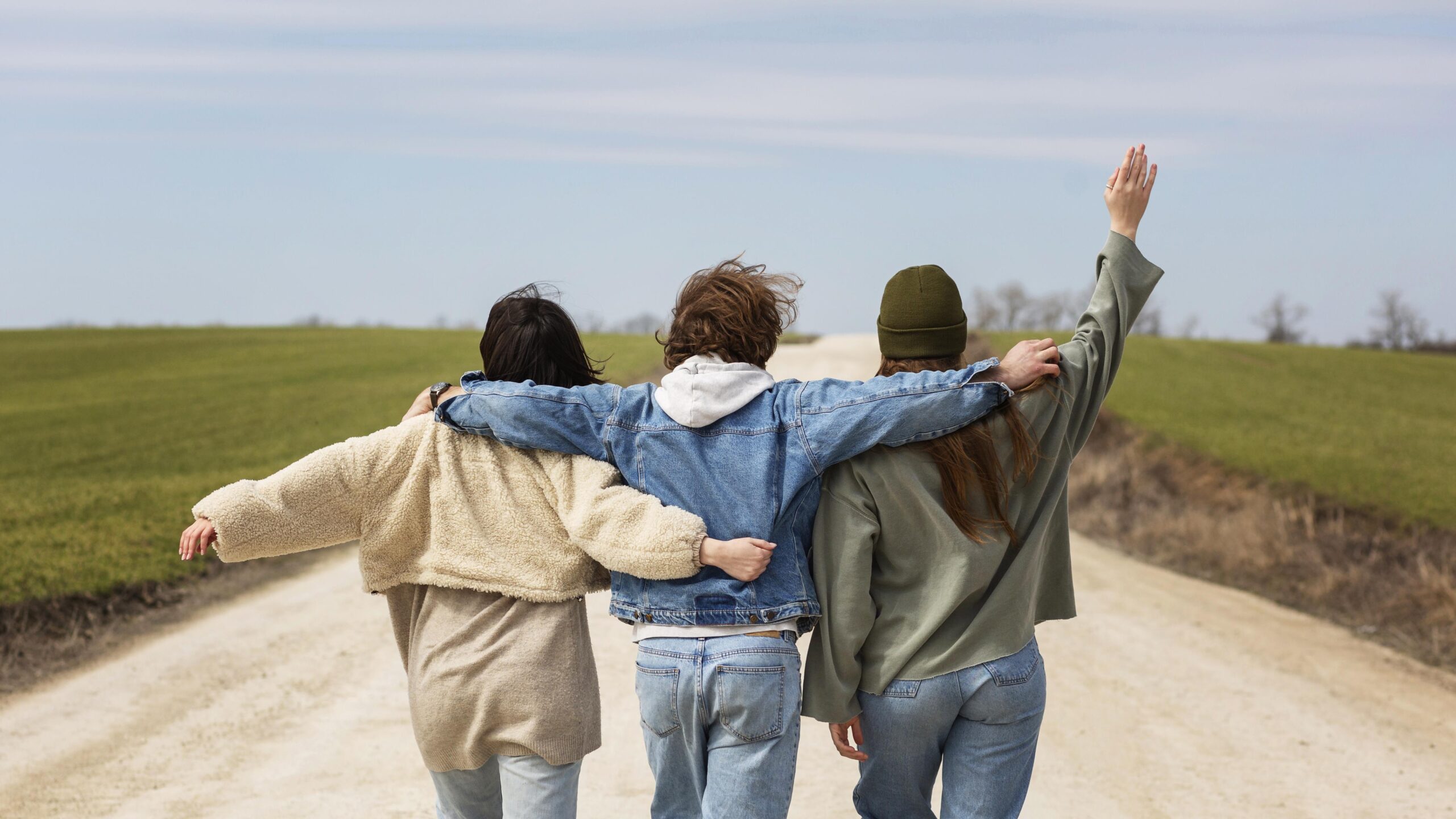 Делаем вид, что друзья: почему мы боимся открываться людям и что нужно для счастья