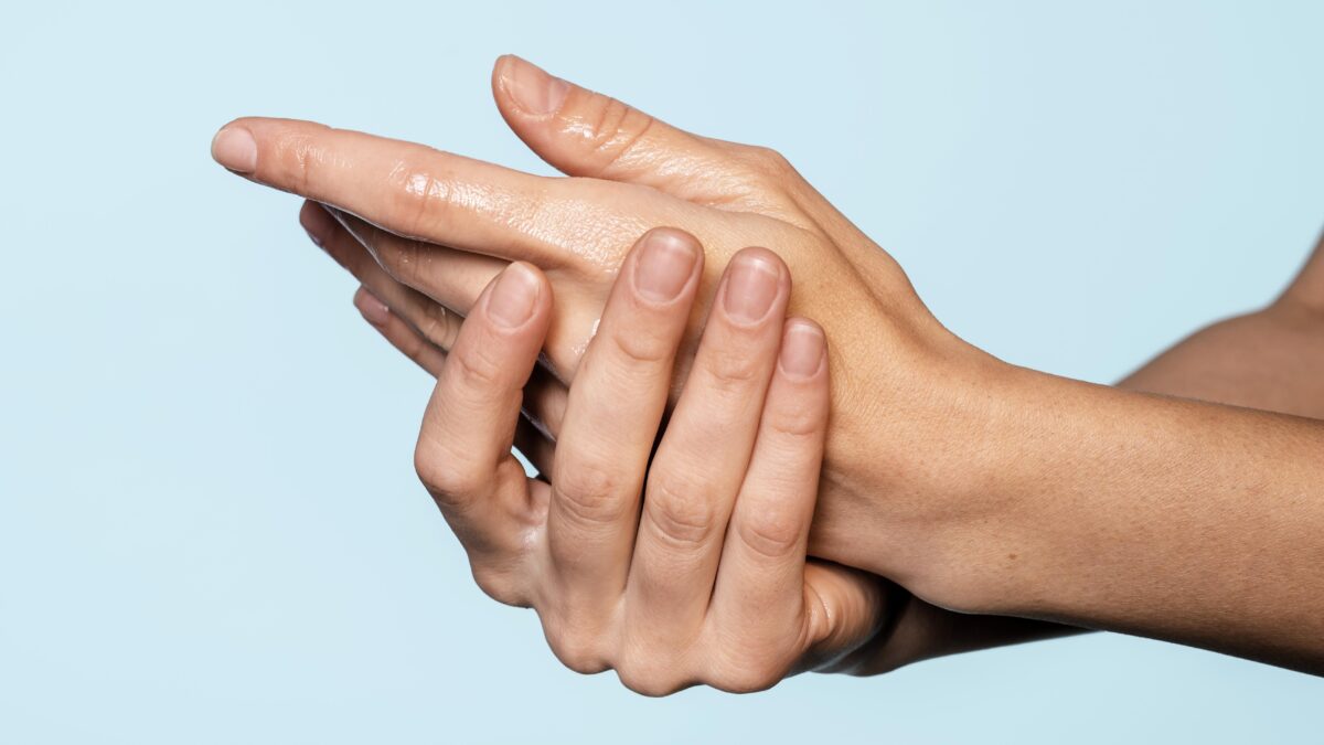 Ни один крем не спасает: что делать с сухостью рук?