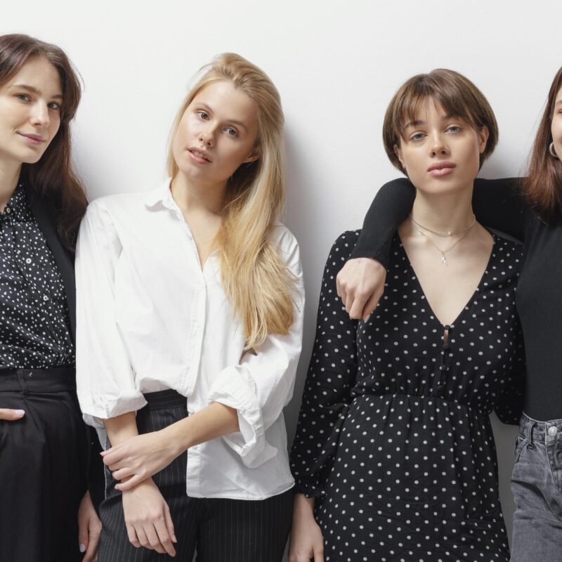 Пудровая блузка и карамельное пальто: как определить свой цветотип и подобрать под него вещи?