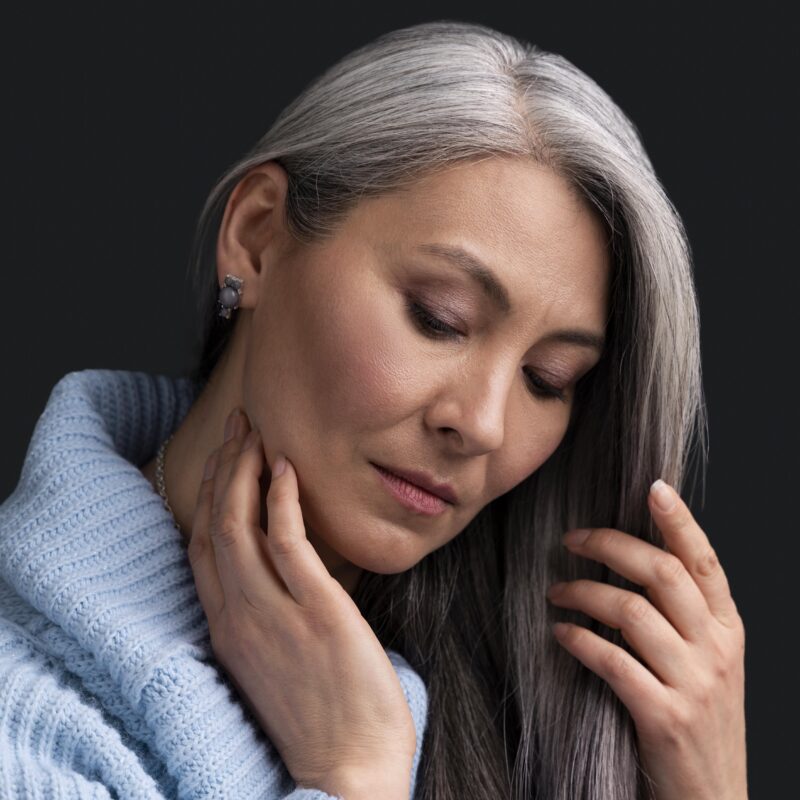 Зумеры седеют: почему у молодёжи появляются серебряные пряди?