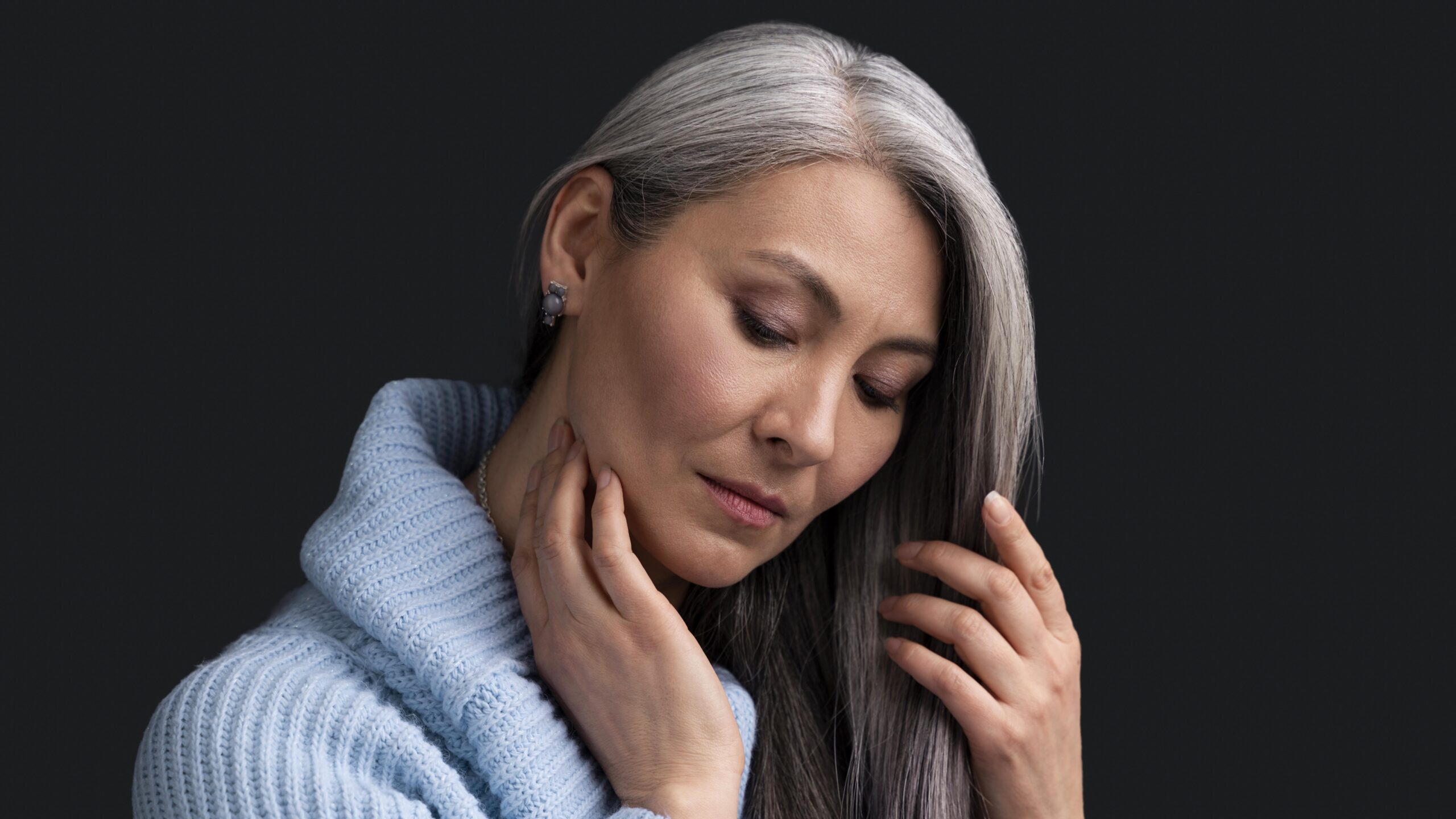 Зумеры седеют: почему у молодёжи появляются серебряные пряди?