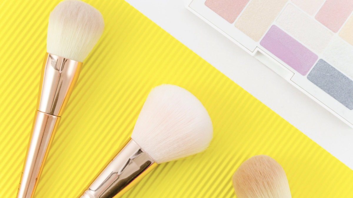 Жёлтые румяна, яркие глаза и «уставший» макияж: как мы будем краситься весной 2026 года