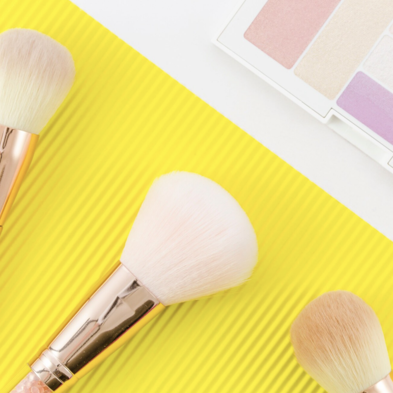 Жёлтые румяна, яркие глаза и «уставший» макияж: как мы будем краситься весной 2026 года