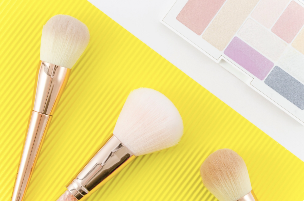 Жёлтые румяна, яркие глаза и «уставший» макияж: как мы будем краситься весной 2026 года