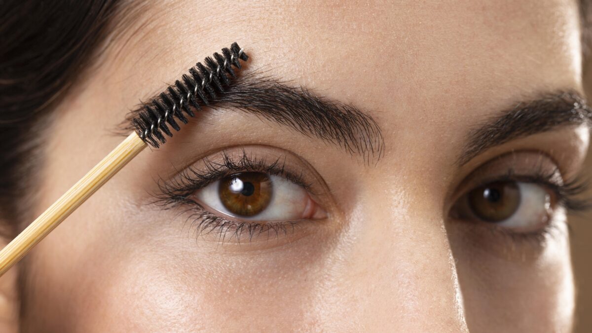 Молодость прощает не всё? Почему не растут брови и как сделать их густыми 