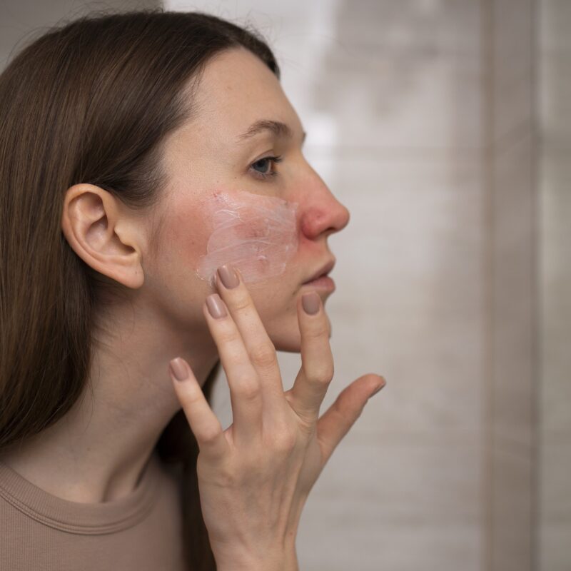 Аллергия вместо обещанного эффекта: что важно знать о составе косметики