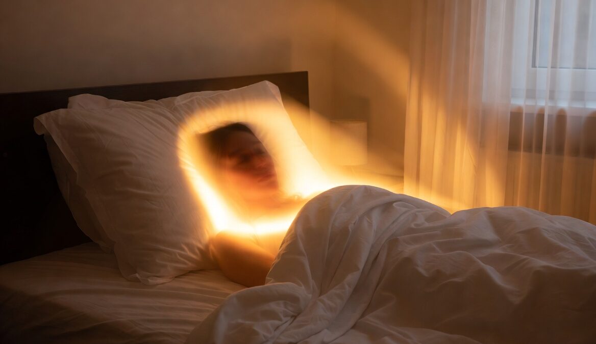 «Не могу пошевелиться и хочу кричать»: что такое сонный паралич, опасен ли он и как предотвратить