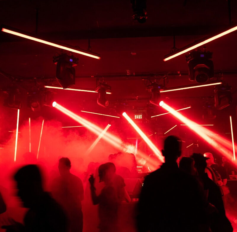 Безумные танцы и откровенные аутфиты: что такое рейвы и чем они полезны