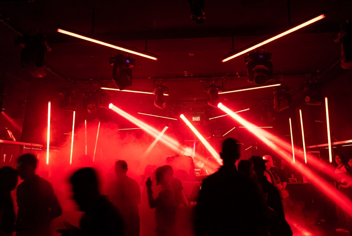 Безумные танцы и откровенные аутфиты: что такое рейвы и чем они полезны