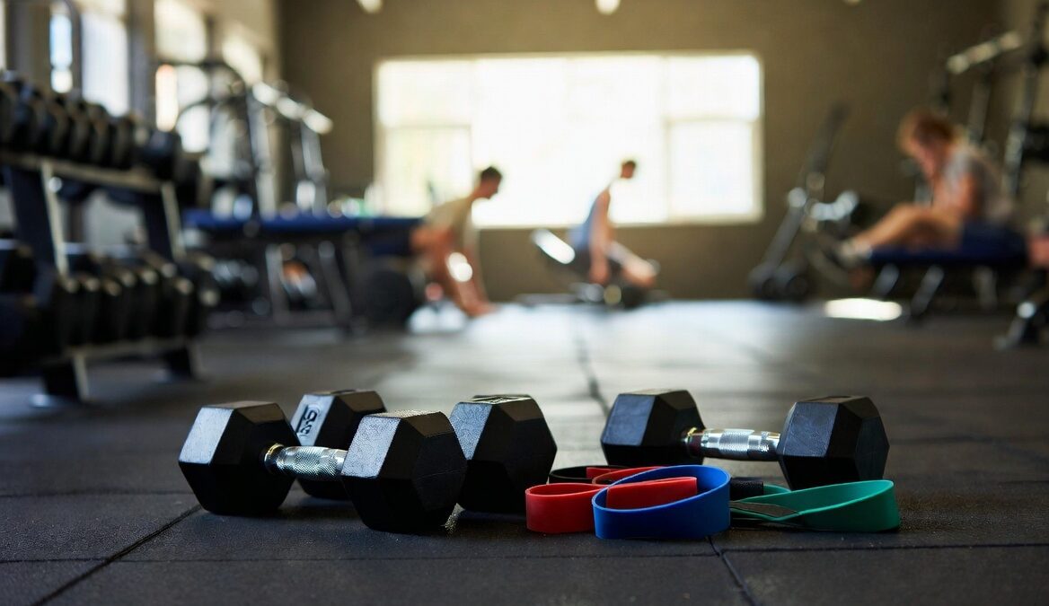 Перекачаться, убрать бока и сделать живот плоским: топ мифов о спорте, которые мешают прийти в форму