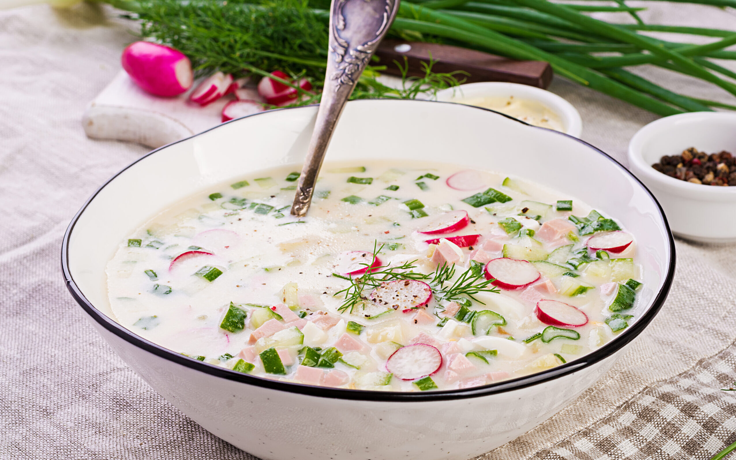 Как приготовить окрошку правильно: история блюда, его польза и избранные рецепты