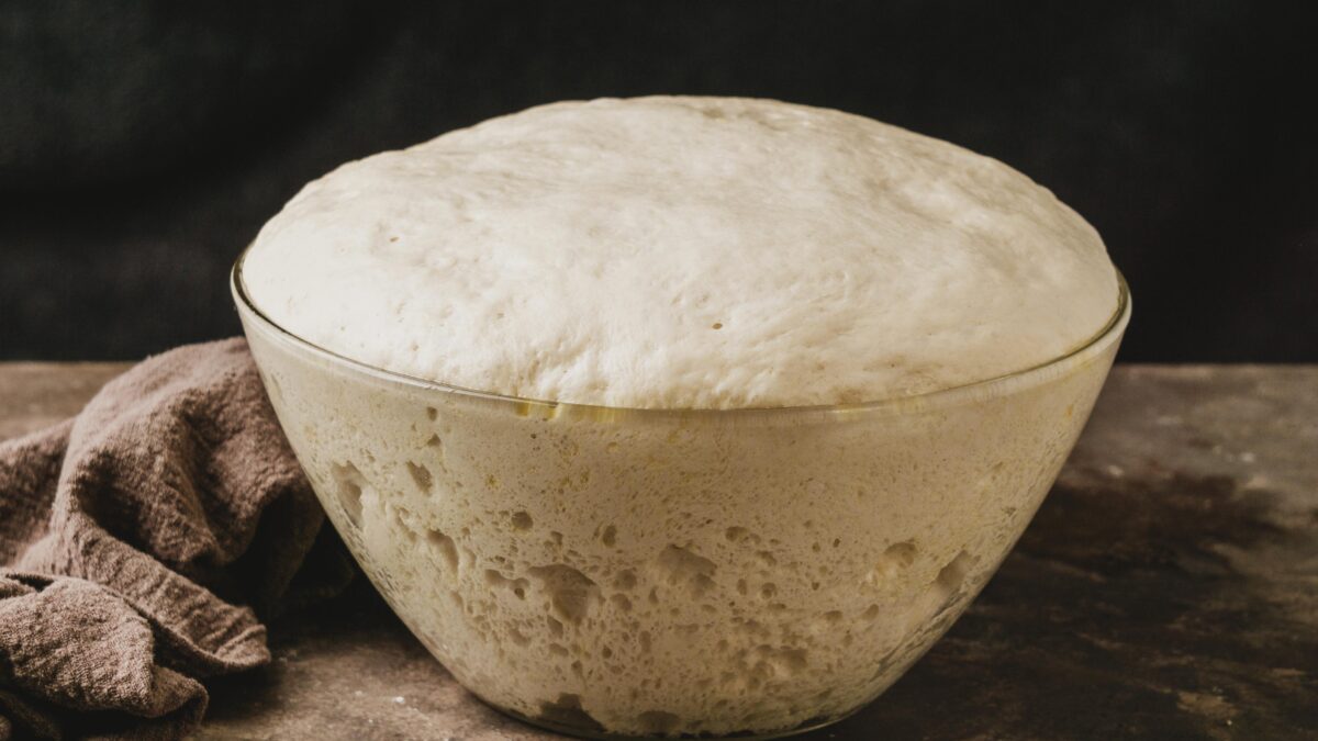 Оладьи, пицца и крекеры: 4 рецепта на закваске, от которых не болит живот