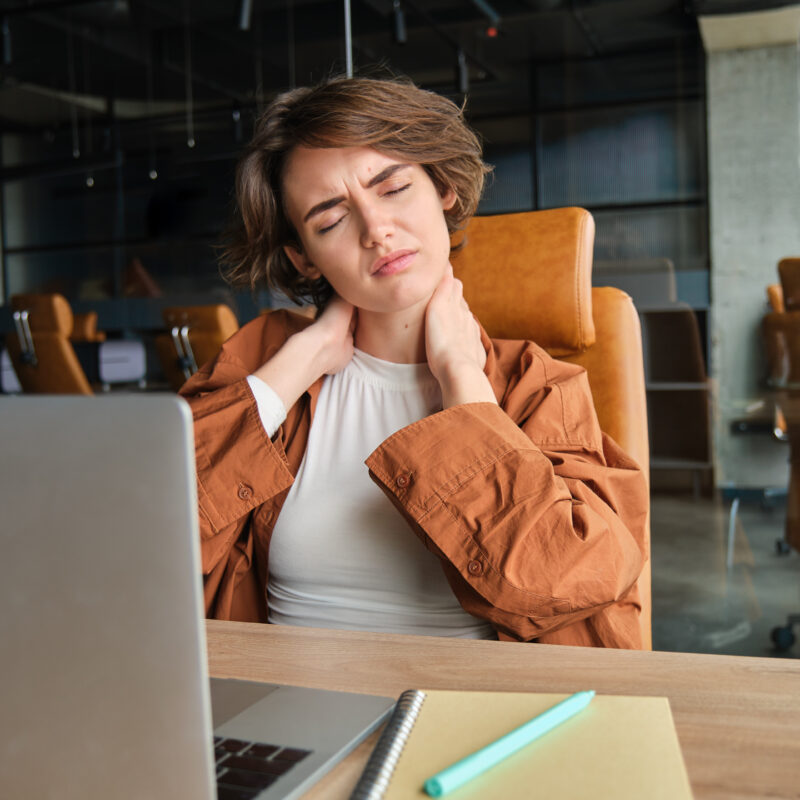 Чем опасна привычка щёлкать шеей? Отвечают врачи