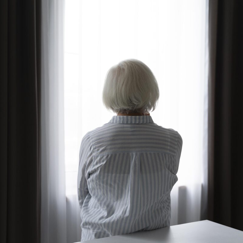 Признаки деменции: как помочь родственнику и себе с этой болезнью 