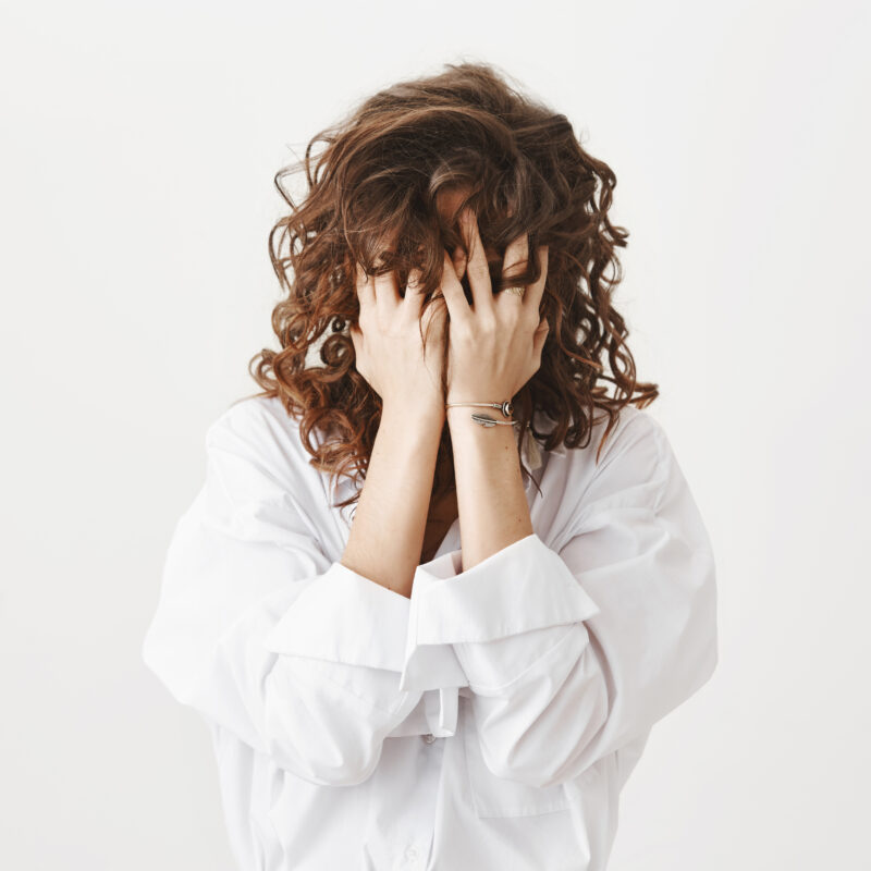 «Тот день не выходит из головы»: что такое флешбэки и как от них избавиться