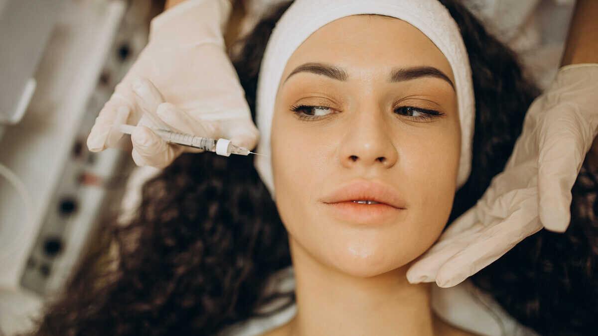 Молодость, уменьшение бруксизма и сухие подмышки: всё, что нужно знать про ботокс перед процедурой