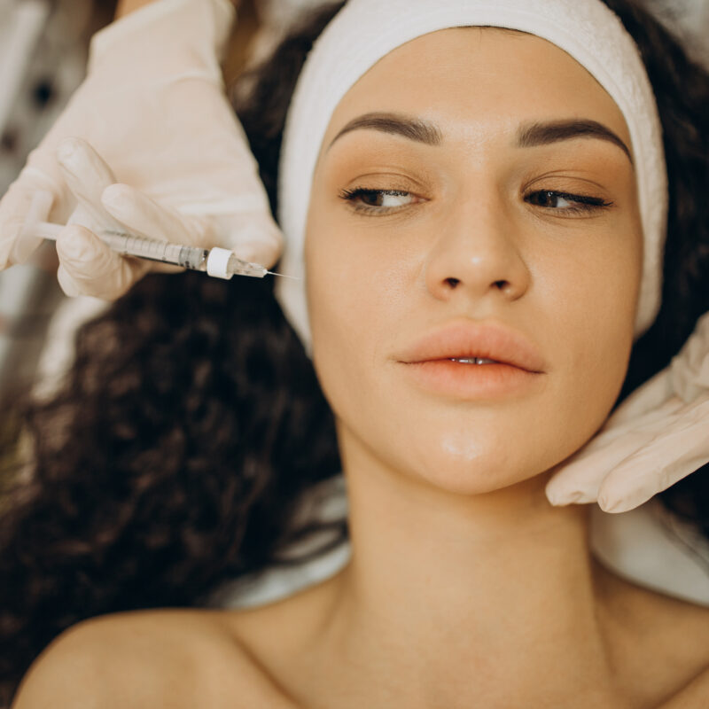 Молодость, уменьшение бруксизма и сухие подмышки: всё, что нужно знать про ботокс перед процедурой