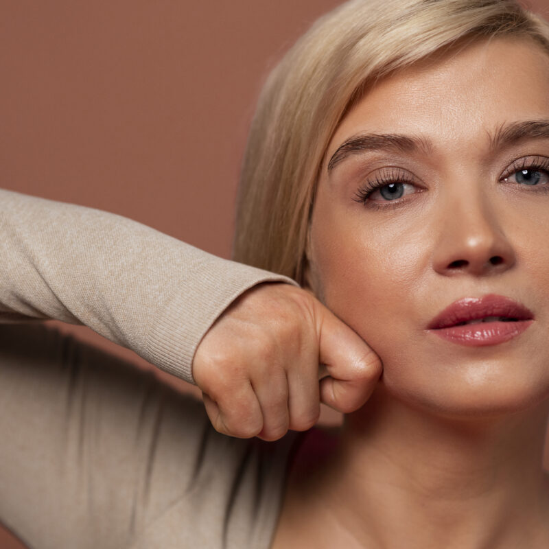 Дряблая кожа: почему лицо теряет плотность и что поможет вернуть тонус
