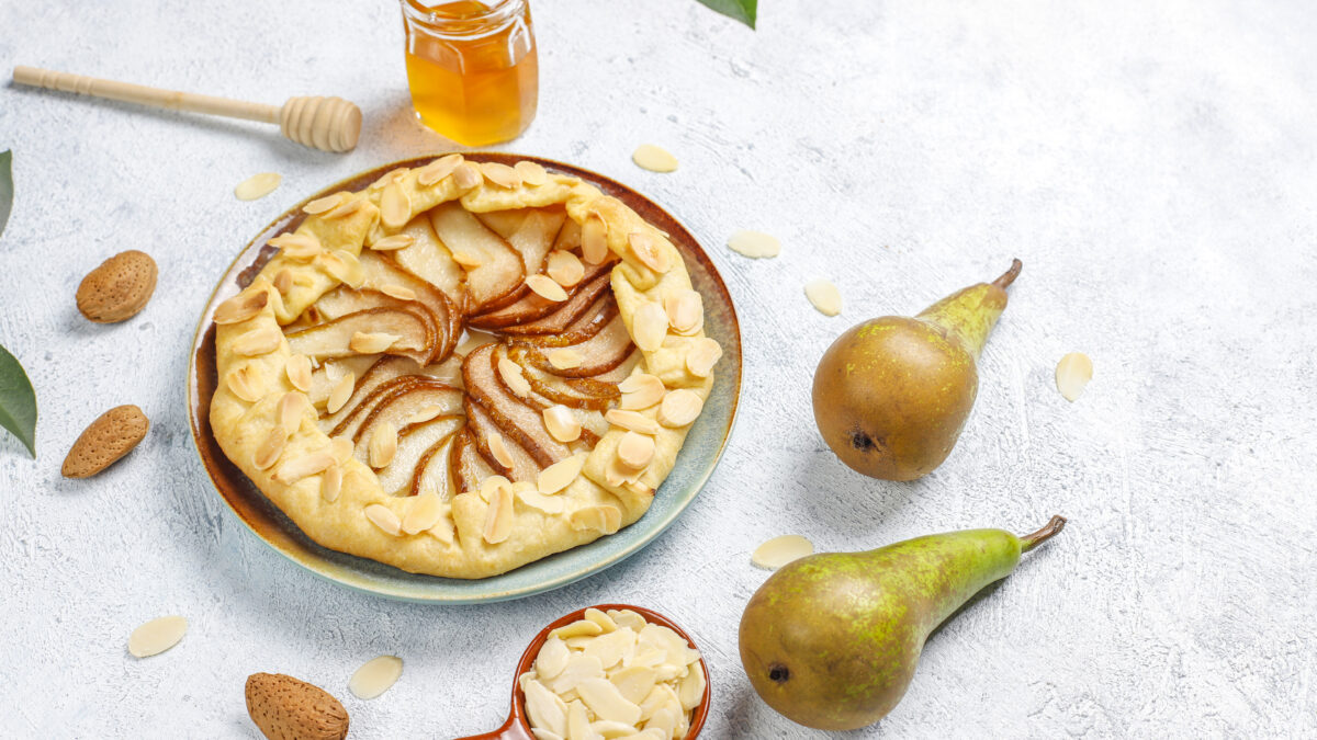 Шарлотка с грушами и кардамоном