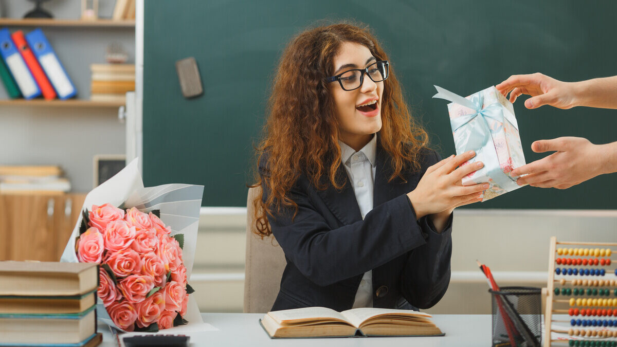 Что подарить учителю на выпускной: 50 идей для 9 и 11 класса
