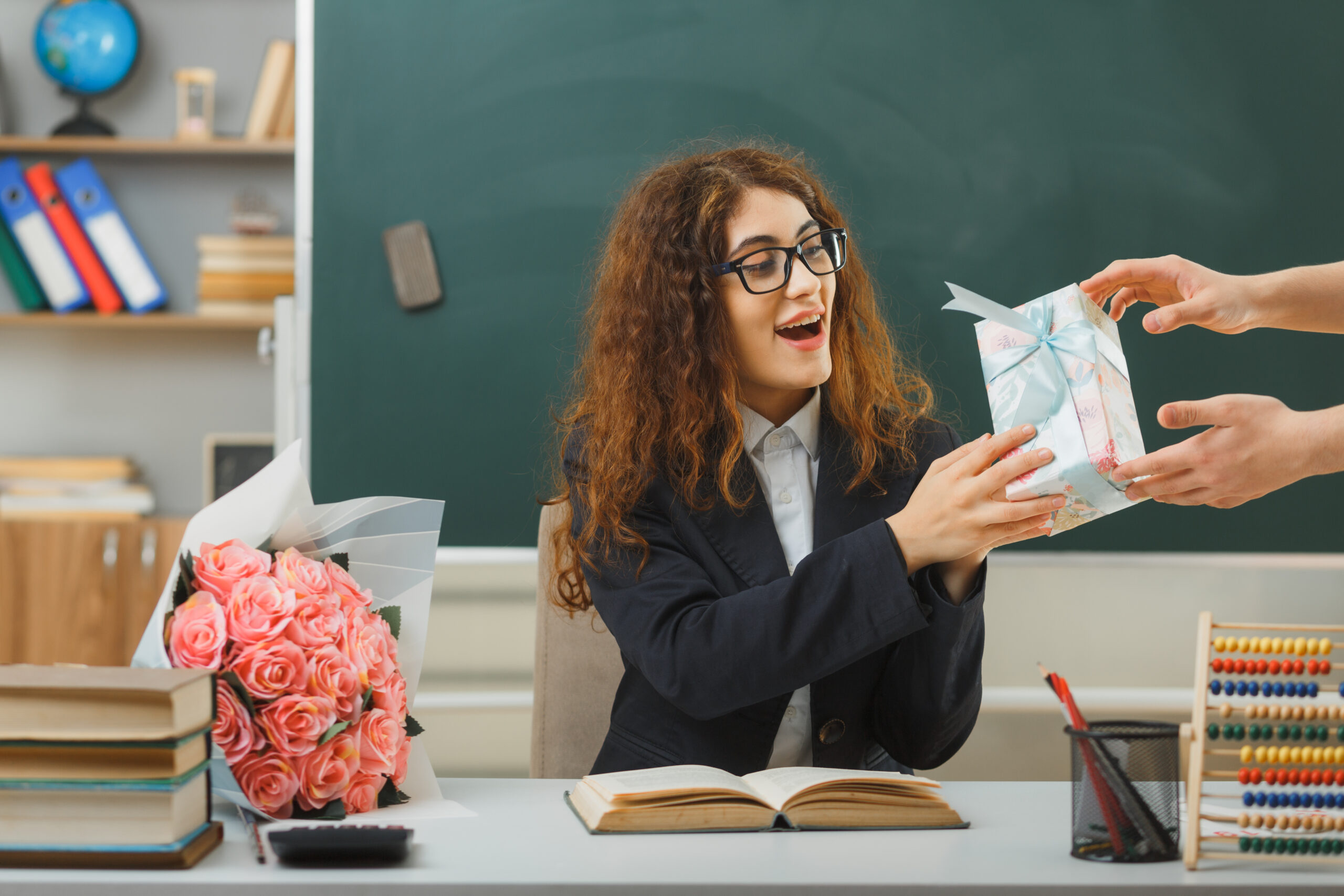 Что подарить учителю на выпускной: 50 идей для 9 и 11 класса