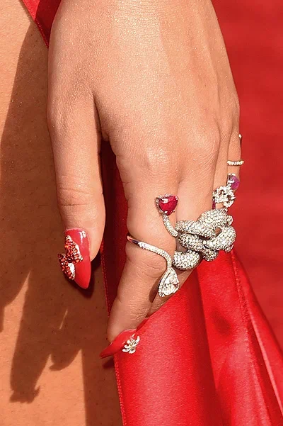 Ювелирный маникюр по цене кольца от Tiffany